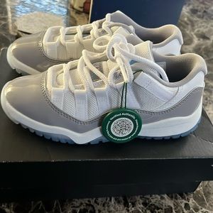 The brand is Jordan, they haven’t never been worn and they are new!